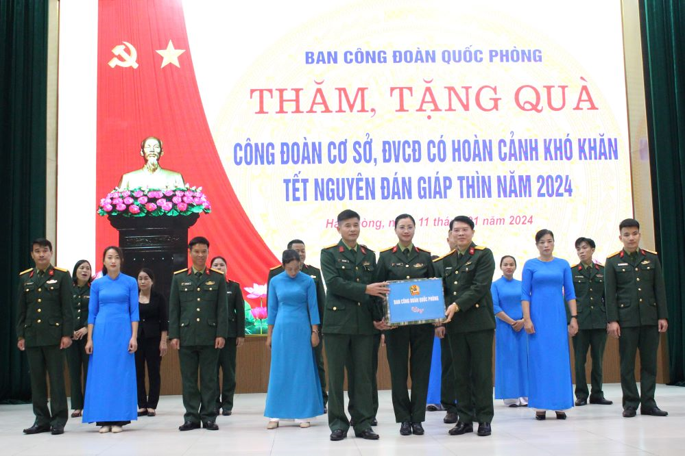 Ban Công đoàn Quốc phòng thăm, tặng quà đoàn viên công đoàn tại Quân khu 3